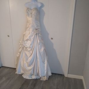Allure Bridals Ivory Mermaid Wedding Gown size 12